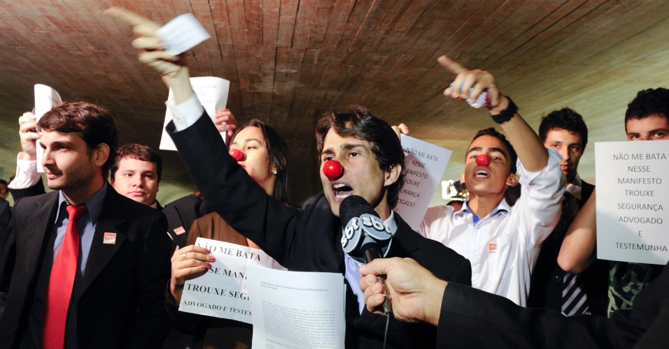 Manifestantes com nariz de palhaço protestam na chegada do governador Marconi Perillo à CPI do Cachoeira