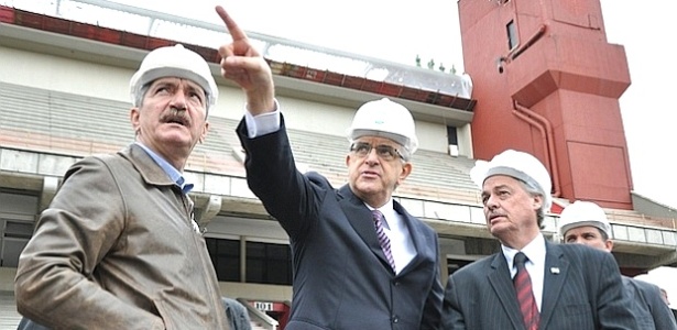 Ministro Aldo Rebelo (esq.) Petraglia (C) e o secretário Márcio Celso Cunha visitam Arena