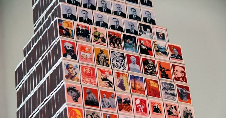 "Monument to a Match" ("Monumento a um fósforo", em tradução livre), de Vyacheslav Akhunov, é uma grande torre de caixas de fósforos com símbolos soviéticos - Roman Lebed / BBC Ucrânia