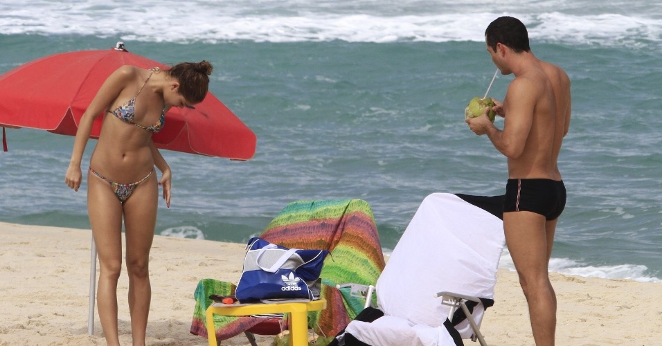 O casal de atores Malvino Salvador e Sophie Charlotte aproveitaram o Dia dos Namorados para curtirem o dia na praia da Barra da Tijuca, zona oeste do Rio (12/6/12)