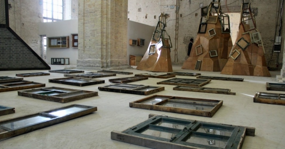 O curador do projeto, David Elliott, selecionou 250 obras de arte, muitas delas de artistas locais e de asiáticos - Roman Lebed / BBC Ucrânia