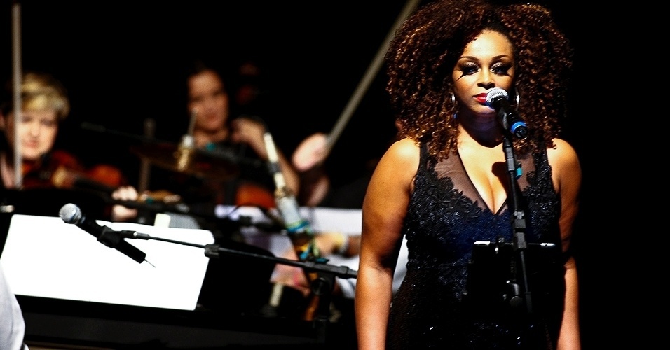 Paula Lima canta durante desfile da FH no SPFW - Verão 2013 (11/06/2012) - Alexandre Schneider/UOL