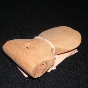 O pedhuá tradicional, de origem indígena, servia para atrair passáros e era feito de madeira