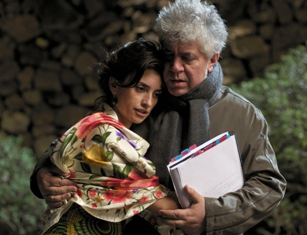 Penélope Cruz e Pedro Almodóvar no set de filmagens de "Abraços Partidos". Os dois voltarão a trabalhar juntos em novo filme do diretor - Divulgação