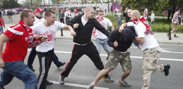 Russo foi espancado por grupo de  poloneses nos arredores do Estádio Nacional  - JERZY DUDEK/REUTERS