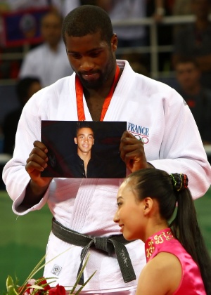 Teddy Riner exibe foto de Fred Escalante, amigo que teve leucemia, ao receber o bronze em Pequim