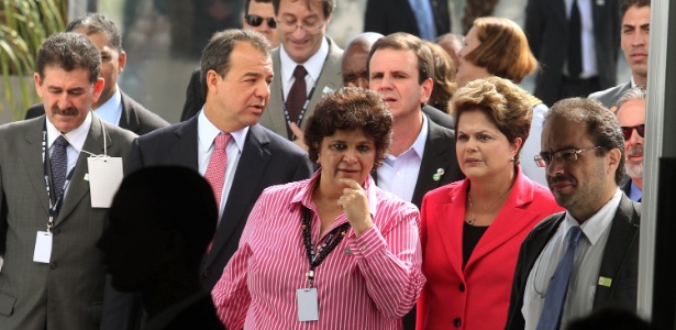 Acompanhada de ministros, a presidente Dilma Rousseff chega para inauguração do Pavilhão Brasil  - Júlio César Guimarães/UOL