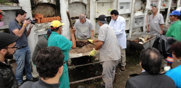 Corpo de gari supostamente assassinado por um grupo de extermínio foi exumado nesta quarta em Santos - Gustavo Delacorte/UOL