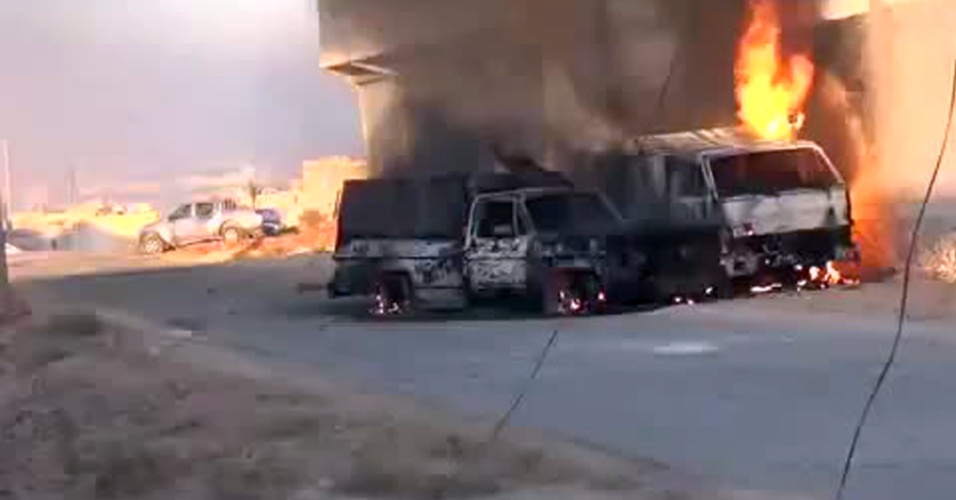 13.jun.2012 - Imagem de vídeo mostra veículos pegando fogo em um local desconhecido. Os veículos são da Shabiha, milícia leal ao regime do ditador sírio, Bashar al Assad