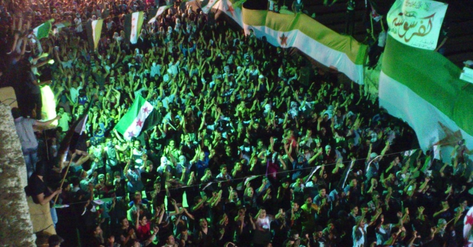 13.jun.2012 - Sírios protestam contra o ditador Bashar al Assad em Damasco, capital da Síria