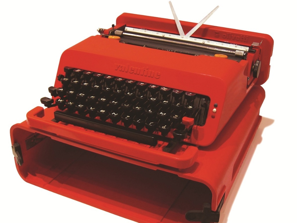 A máquina de escrever portátil "Valentine" foi desenhada em 1969 por Ettore Sottsass. O utilitário é fito de metal e plástico e mede 11,4 x 34,4 x 35,1 cm - Divulgação