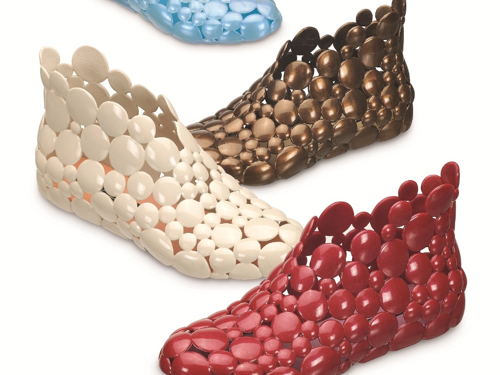 A parceria do designer e arquiteto Gaetano Pesce e da brasielira Melissa rendeu as botas plásticas que aglomeram "pastilhas" redondas - Divulgação