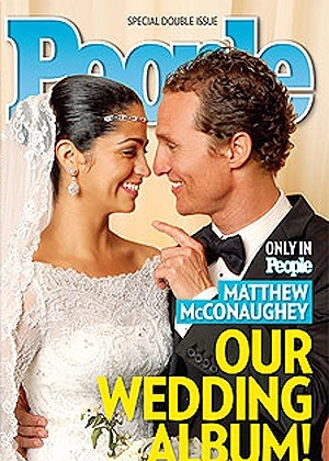Capa da revista "People" estampa foto exclusiva do casamento de Matthew McConaughey e Camila Alves