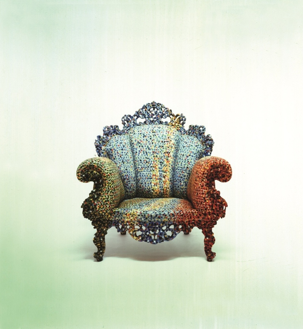 Com 1 m³, a poltrona Proust foi criada em 1978 por Alessandro Mendini. O móvel é feito de madeira e tem estofado pintado a mão - Divulgação