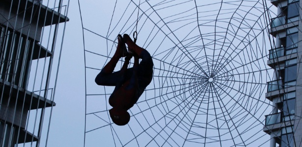 Dublê vestido de Homem-Aranha fica pendurado em prédio de Tóquio para lançamento do filme (13/6/12) - REUTERS/Yuriko Nakao 