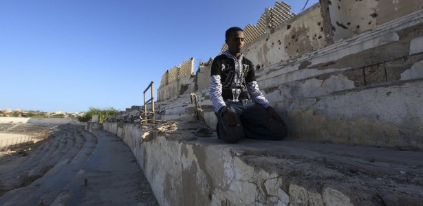 Estádio Konis, em Mogadíscio, caindo aos pedaços e com marcas de tiros