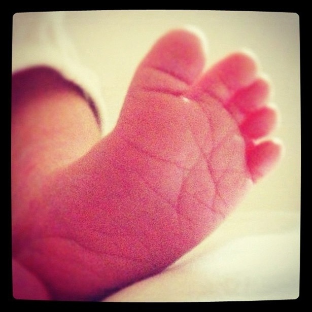 Grazi Massafera divulga foto do pé da filha Sofia no Instagram (13/6/12)