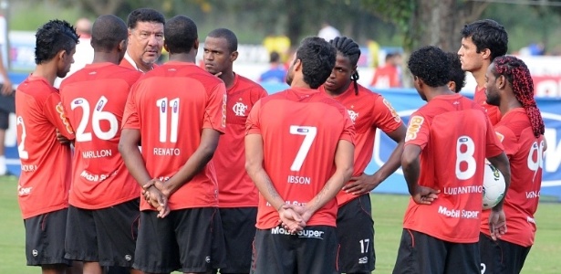 Joel Santana conversa com titulares do Flamengo; defesa é a principal dor de cabeça - Alexandre Vidal/Fla Imagem