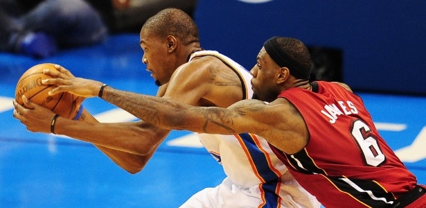 Kevin Durant brilhou em primeiro duelo contra LeBron James na final da NBA - AFP PHOTO / ROBYN BECK