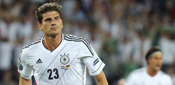 Mario Gomez comemora seu primeiro gol na vitória alemã sobre a Holanda