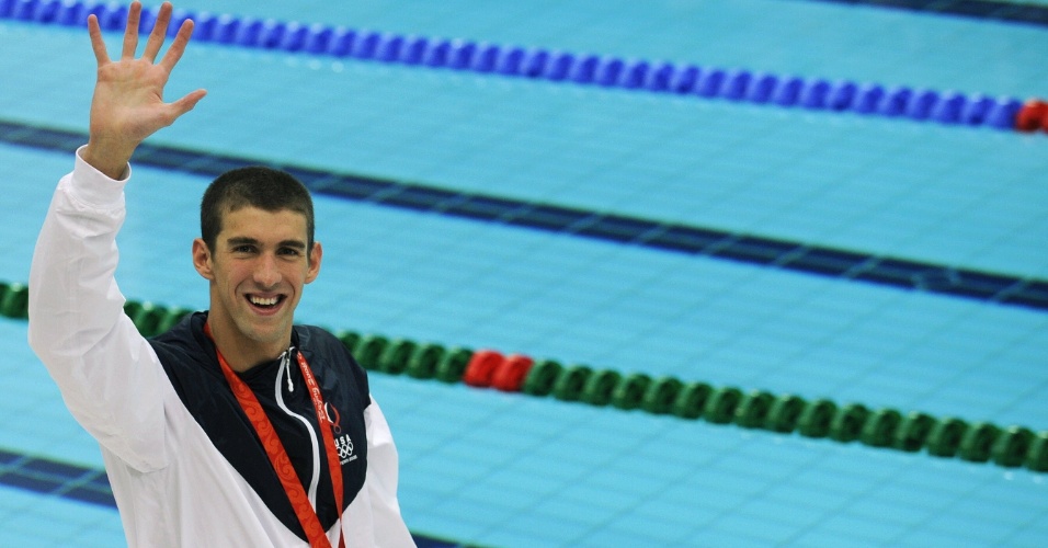 Michael Phelps comemora a conquista da medalha de ouro nos 100 m borboleta dos Jogos Olímpicos de Pequim-2008 (16/08/2008)