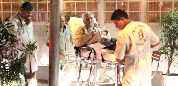 O ator Lúcio Mauro passou mal em restaurante do bairro do Leblon, no Rio de Janeiro, e foi levado de maca até um hospital da cidade (12/6/12)