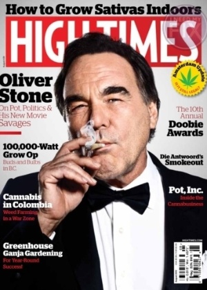 Oliver Stone posa para revista "High Times" fumando um cigarro de maconha - Reprodução