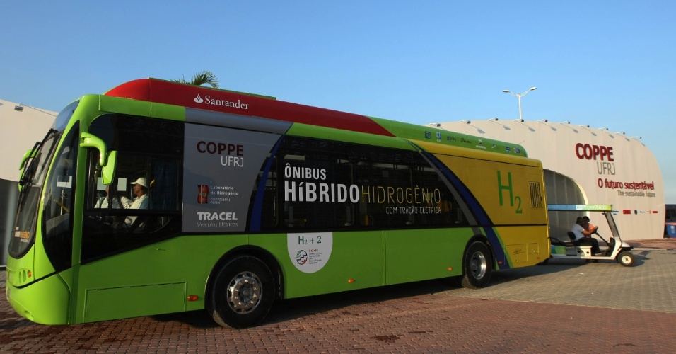 Ônibus híbrido hidrogênio da Coppe com a tomada para celulares no interior do veículo 