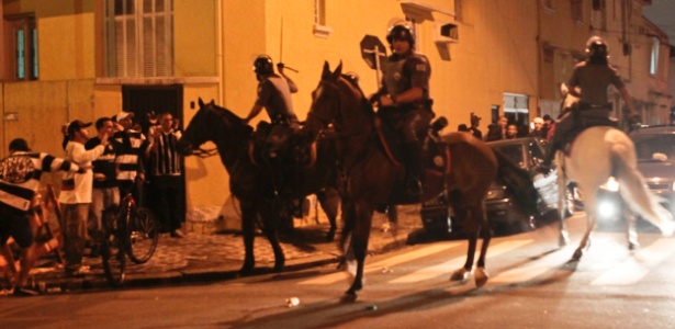 Polícias da cavalaria dispersam um princípio de confusão nos arredores da Vila - Fernando Donasci/UOL