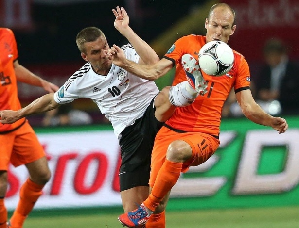 Robben divide bola com Lucas Podolski no primeiro tempo de Alemanha e Holanda pelo Grupo B da Euro-2012