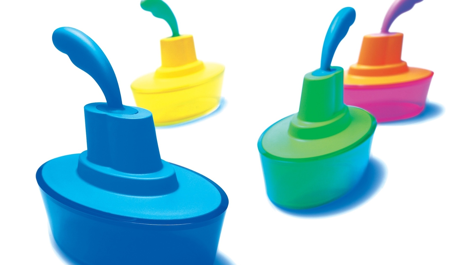 Stefano Giannoni é um dos colaboradores da Alessi conhecido pelas criações bem-humoradas. A manteigueira "Ship Shape" mede 17,5 x 11,5 x 11,5cm, está disponível em cores diversas e conta com uma espátula (a fumacinha sobre a chaminé) - Divulgação