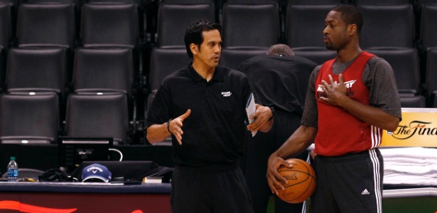 Dwyane Wade conversa com técnico do Miami Heat, Eric Spoelstra - REUTERS/Jim Young