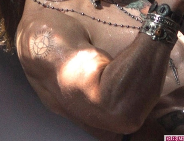 Tom cruise com visual para Rock of Ages: O Filme, no qual vive um roqueiro de sucesso  - W Magazine