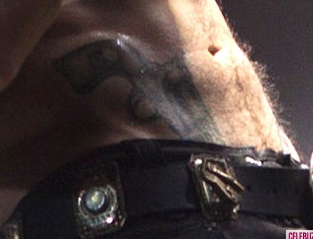 Tom cruise com visual para Rock of Ages: O Filme, no qual vive um roqueiro de sucesso  - W Magazine