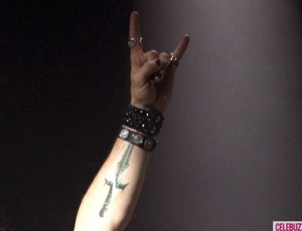 Tom cruise com visual para Rock of Ages: O Filme, no qual vive um roqueiro de sucesso  - W Magazine