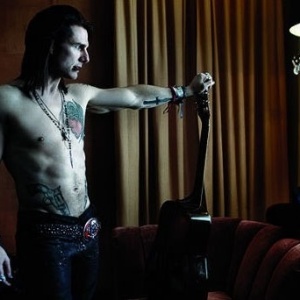 Tom cruise com visual para Rock of Ages: O Filme, no qual vive um roqueiro de sucesso  - W Magazine