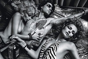Tom cruise com visual para Rock of Ages: O Filme, no qual vive um roqueiro de sucesso  - W Magazine