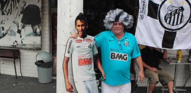 Carlinhos, dono da padaria, reduto da torcida santista, "escondeu boneco" de Neymar - Fernando Donasci/UOL