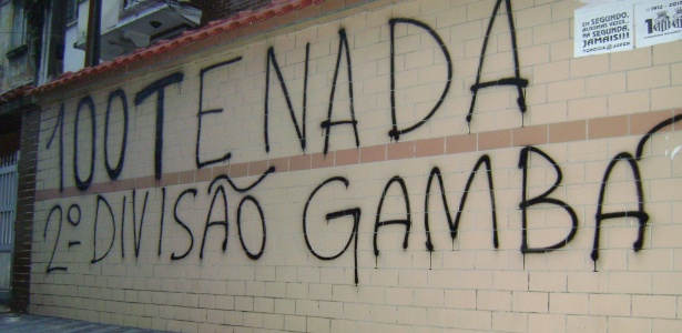 Torcedores do Santos picharam alguns muros em frente a Vila Belmiro - Vitor Pajaro/UOL Esporte