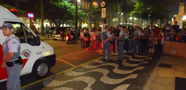 Torcida espera a saída do Corinthians do hotel em que a equipe está hospedada - Carlos Padeiro/UOL