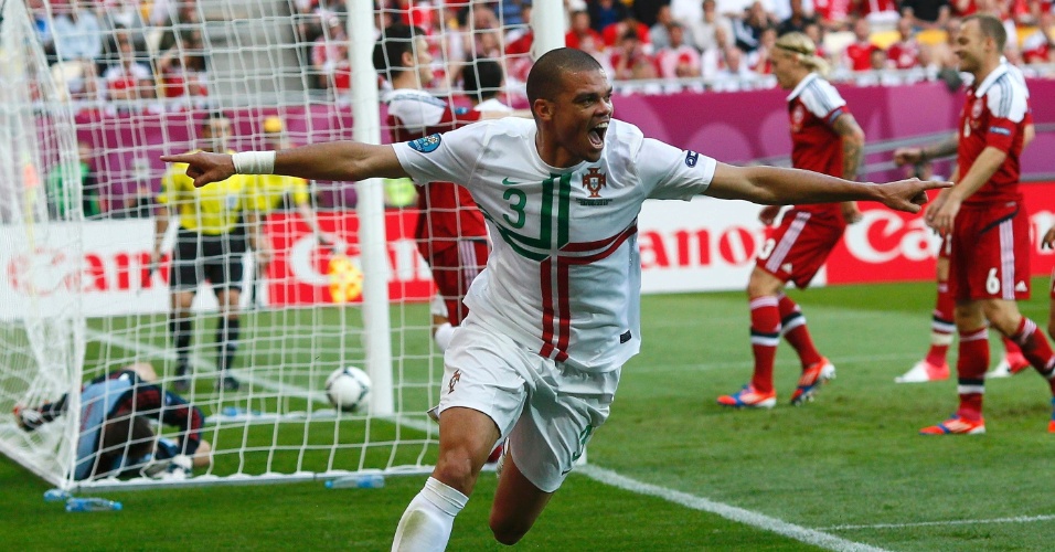 Zagueiro Pepe comemora ao marcar o primeiro gol de Portugal sobre a Dinamarca