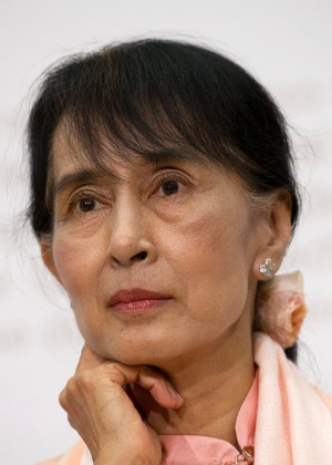 Aung San Suu Kyi se recusou a intervir a favor dos rohingyas, provavelmente por temer críticas de seus partidários caso ela ousasse defender esses homens sem existência no Mianmar - Peter Schneider/EFE