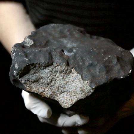 14.jun.2012 - Funcionário do Museu Nacional de História Natural de Paris mostra um meteorito de 5,2 quilos - Jacques Demarthon/AFP