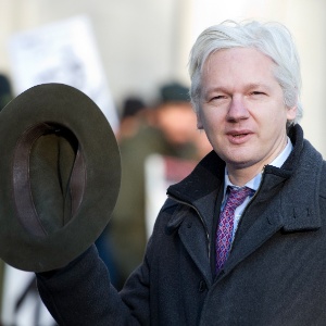 Em foto de 2 de fevereiro, Assange acena ao chegar para seu julgamento na Suprema Corte, em Londres