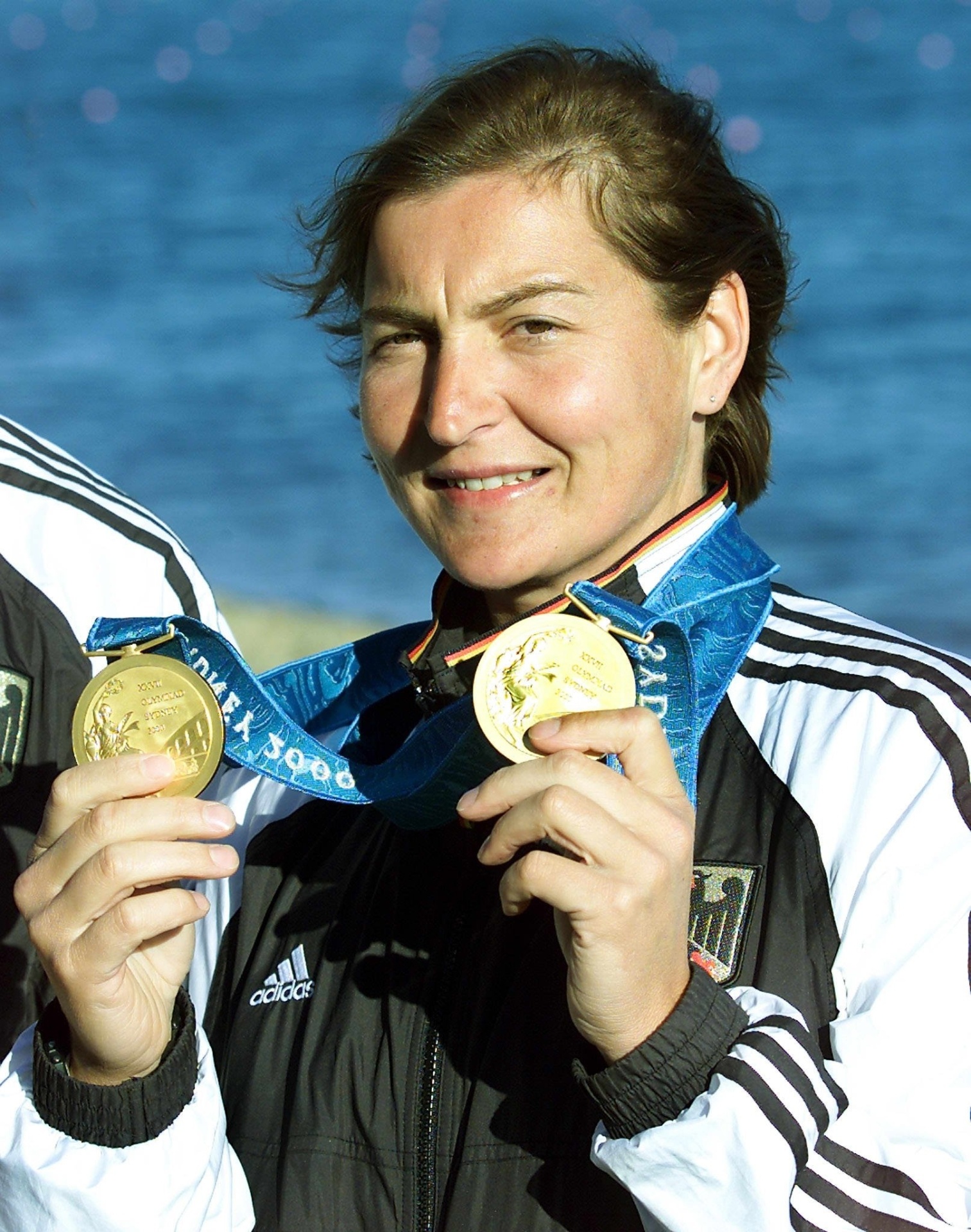 Alemã Birgit Fischer mostra as duas medalhas de ouro conquistada por ela na canoagem nos Jogos Olímpicos de Sydney-2000