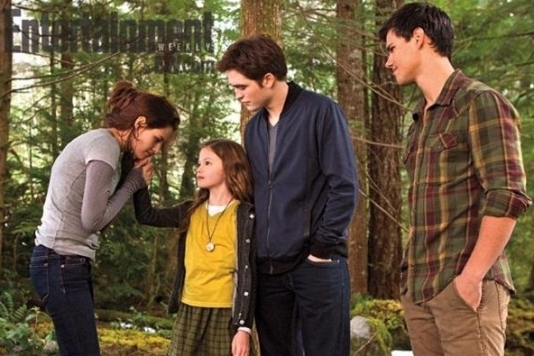 Bella, Edward, a pequena Renesmee e Jacob 