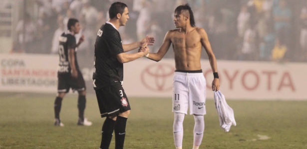Chicão e Neymar conversam após primeiro jogo da semi da Libertadores na Vila - Fernando Donasci/UOL