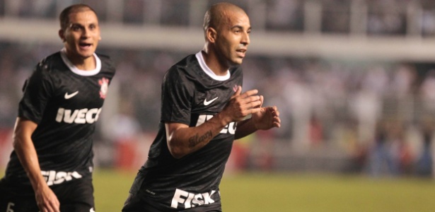 Emerson marcou o gol da vitória corintiana sobre o Santos na VIla Belmiro - Fernando Donasci/UOL