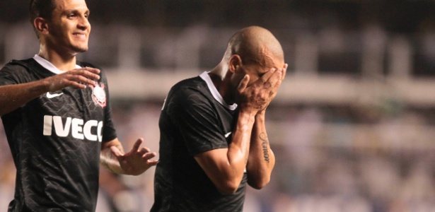 Emerson comemora após marcar pelo Corinthians contra o Santos, na Vila Belmiro - Fernando Donasci/UOL