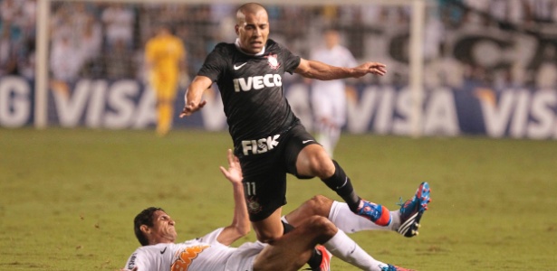 Emerson, do Corinthians, perde o equilíbrio após carrinho de Durval, do Santos - Fernando Donasci/UOL